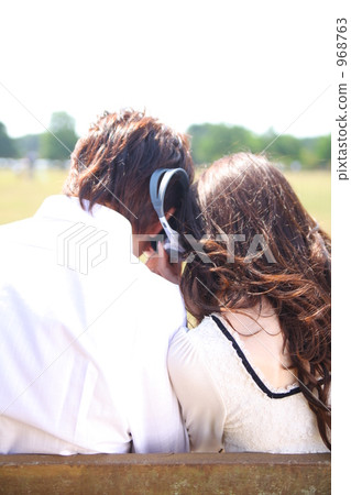 一對夫婦聽音樂 968763