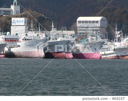 A ship that is anchored 969287