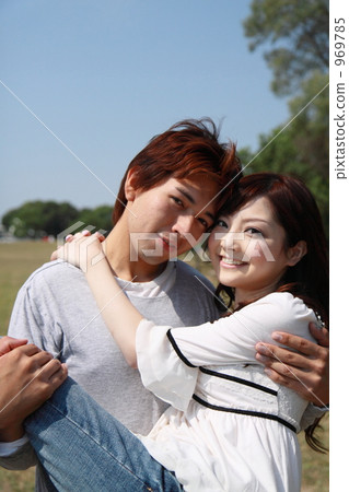 Hugging a woman Hugging a woman 969785