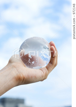 Hand holding the globe 972148