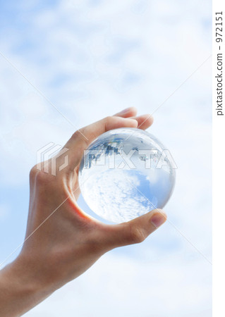 Hand holding the globe Hand holding the globe 972151
