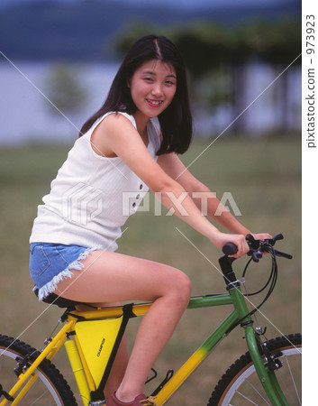 齊肩的長發 山地車 女生 973923