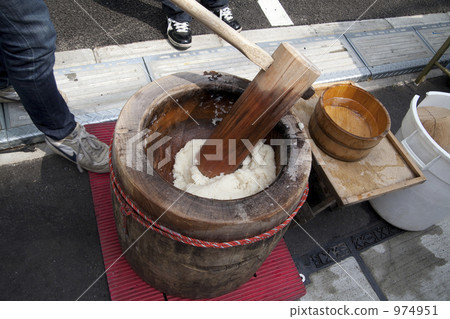 pounding mochi  974951