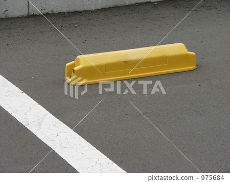 Mansion parking lot 975684