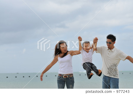 Parent and child playing on the beach Parent and child playing on the beach 977243