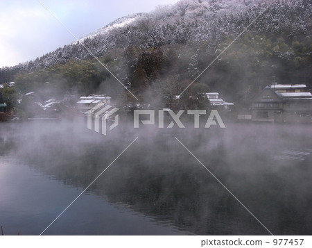 Yufuin the next day when snow fell, Golden scales in winter 977457