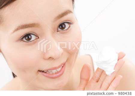 拿著泡沫的婦女 980438