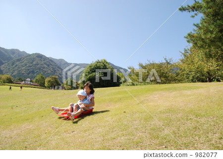 Sledding child 982077