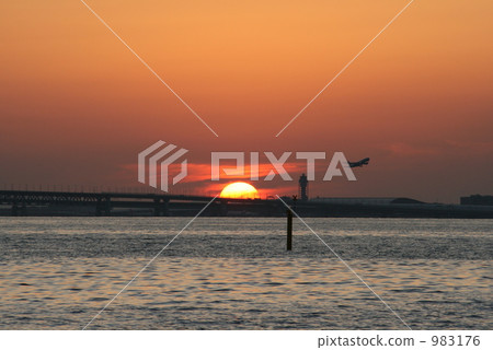 The sea surface against which the sunset hits 983176