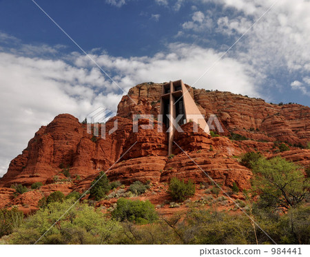 在Sedona岩石山建造的一個神聖的教會。 984441