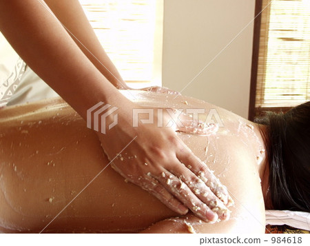 Woman receiving massage (body scrub) at spa beauty (back) 984618