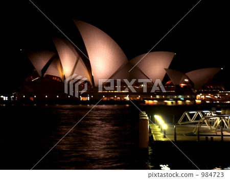 歌劇院被照亮了 984723