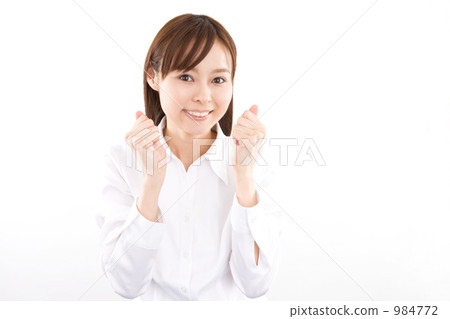 一個扮演膽量姿勢的年輕女子 984772