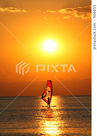 在一個安靜的日落風衝浪 986855