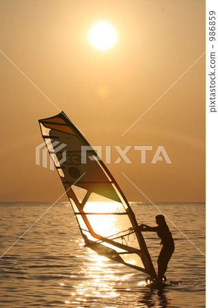 風衝浪在夕陽下優雅地跳舞 風衝浪在夕陽下優雅地跳舞 986859