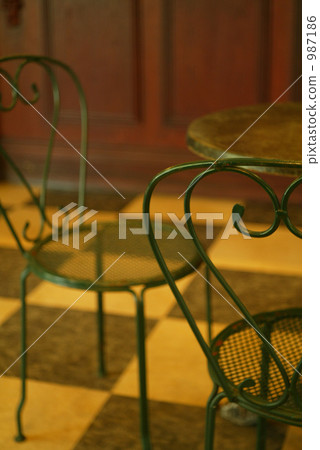 在自助餐廳 在自助餐廳 987186