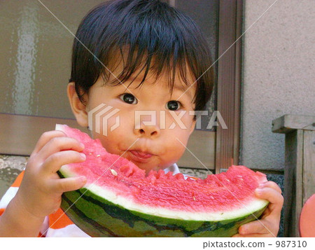 在花園裡，在炎熱的夏天吃西瓜 987310