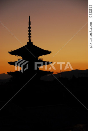 Twilight silhouette of a temple in Kyoto Twilight silhouette of a temple in Kyoto 988813