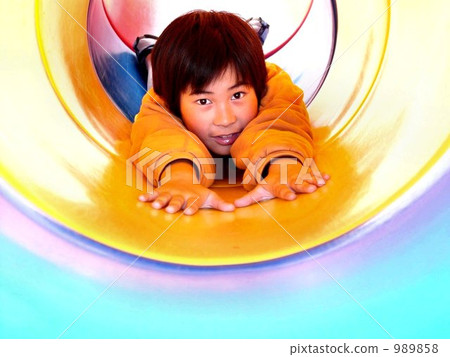 孩子們在幻燈片上玩 989858