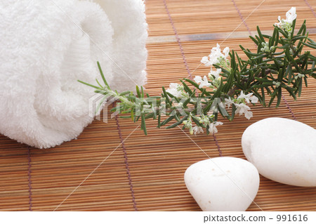 Rosemary flowers and towels Rosemary flowers and towels 991616