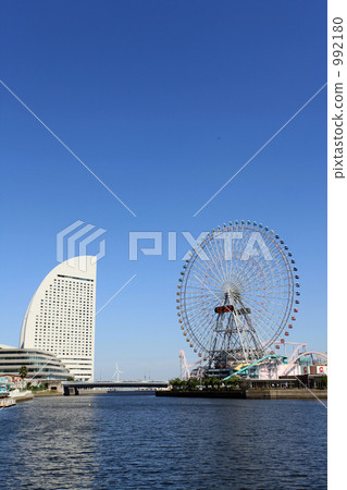 Intercontinental hotel and Ferris wheel Intercontinental hotel and Ferris wheel 992180