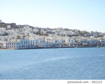 An island floating in the Aegean Sea 992222