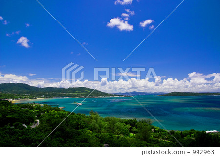 從蝴蝶園的沖繩島Ryugu城堡海 從蝴蝶園的沖繩島Ryugu城堡海 992963