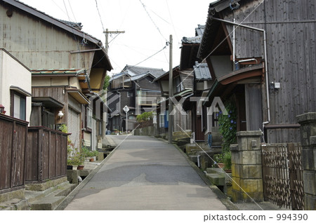 A port town with many old houses 994390