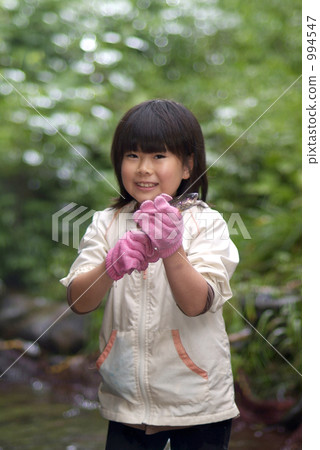 A girl who grabs a rockfish A girl who grabs a rockfish 994547