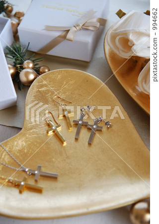Zirconia sparkling gold & silver earrings at the center Zirconia sparkling gold & silver earrings at the center 994662