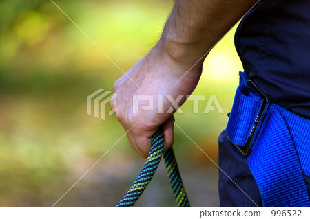 The hand of the man grasping the rope 996522