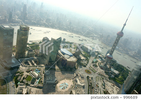 Overlooking the Oriental Pearl Tower (Shanghai Tower) 996689