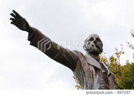 dr. clark, professor clark, bronze statue 997297