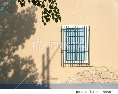 米色的牆和淺藍色格子窗 999611