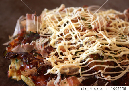 Grilled okonomiyaki with mayonnaise 1003256