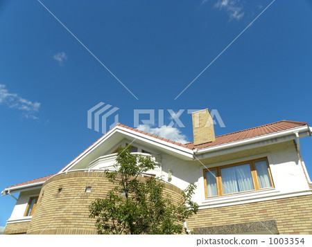 A house that shines in the blue sky 4 1003354