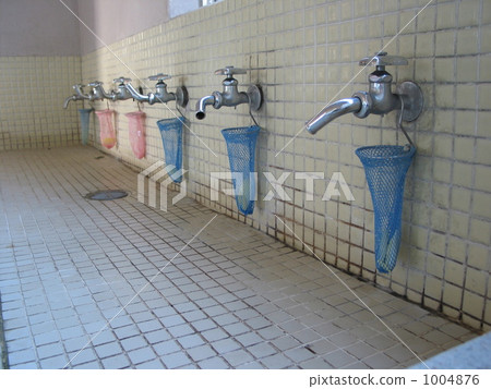 School hand washroom 1004876