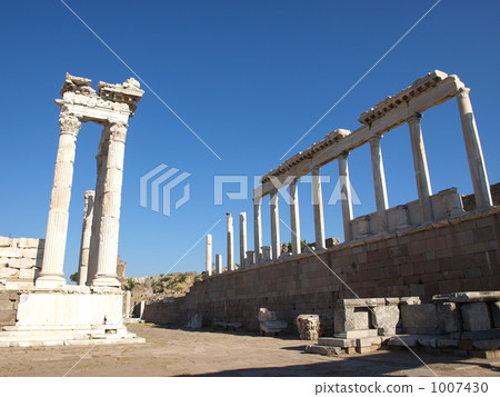 “貝爾加馬(佩加蒙)遺址”的“圖拉真寺”(土耳其) “貝爾加馬(佩加蒙)遺址”的“圖拉真寺”(土耳其) 1007430