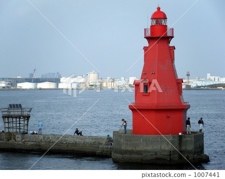 Red lighthouse at Yokohama Port 1007441