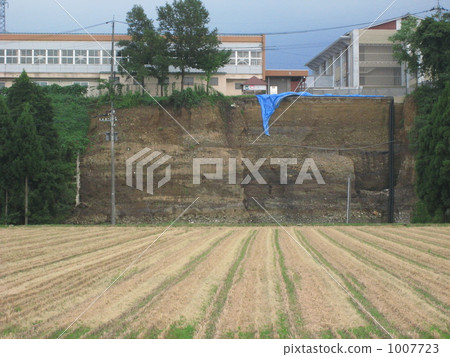 Cliff that collapsed in heavy rain 1007723