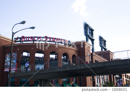 A foreign person who has red eyes A mystery 1009031