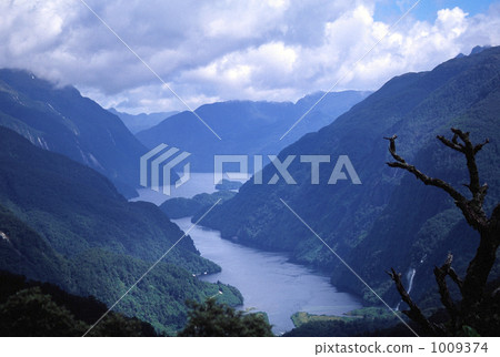 從Wilmot Pass看到的峽灣令人懷疑的聲音 從Wilmot Pass看到的峽灣令人懷疑的聲音 1009374