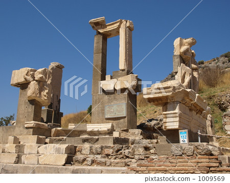 "Monument of Memius" of "Ephesus (Ephesus) remains" (Turkey) 1009569
