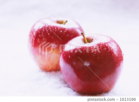 Ruby red apple 1013190