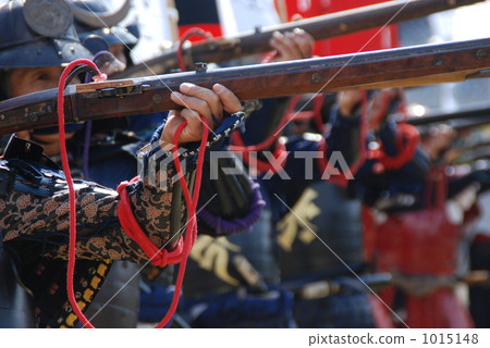A soldier with a firearm 1015148