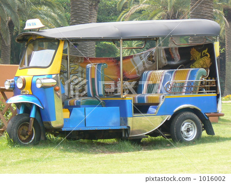 從現役退休的泰國Tuk Tuk。與穿越城市的方式相關聯。 1016002