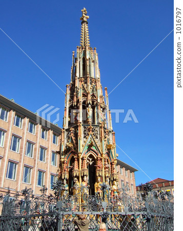 紐倫堡中央廣場美麗的噴泉 紐倫堡中央廣場美麗的噴泉 1016797