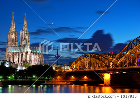 Cologne Cathedral and Hohenzollern Bridge 1017933