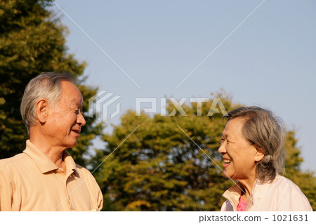 An old couple who faces with a smile 1021631
