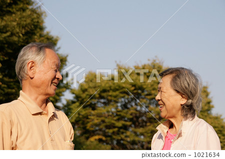 An old couple who faces with a happy smile An old couple who faces with a happy smile 1021634